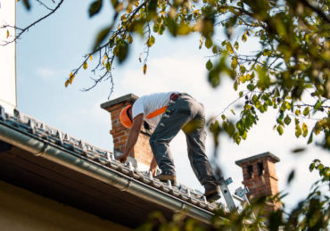 Le coût d'un nettoyage de toiture à Francheville dépend de nombreux facteurs. Ainsi, il est important de les prendre