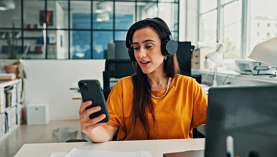 Pour une Animation Réseaux Sociaux Paris, par exemple, les utilisateurs professionnels sur LinkedIn privilégieront des vidéos