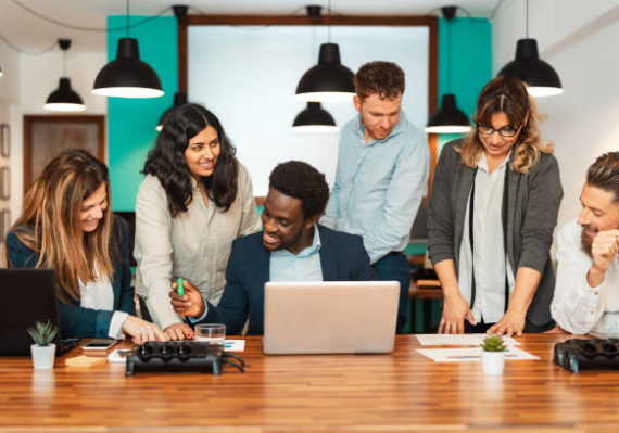 Les campagnes Google Ads Lyon jouent précisément ce rôle en positionnant votre offre devant un public déjà