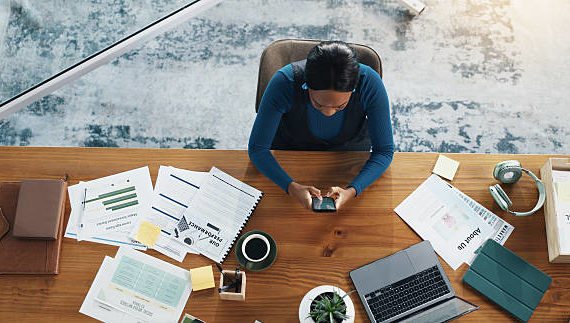 Dans le suivi des performances de vos campagnes Google Ads Lyon, le taux de clics, ou CTR, constitue un premier signal