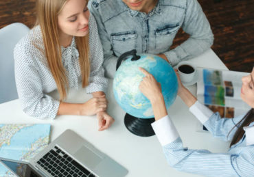 Dans le cadre des campagnes Google Ads Lyon, il est essentiel d’analyser les requêtes locales liées à